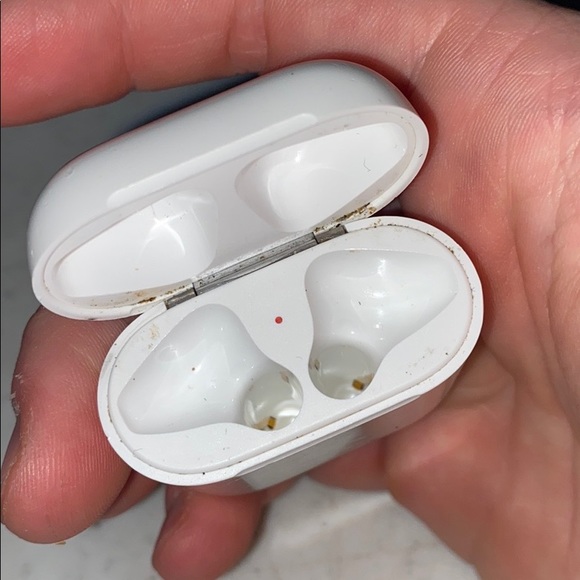 1st Gen Airpods *CASE ONLY* - Picture 2 of 3